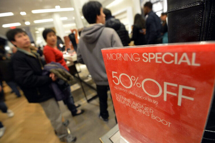 商场内购物的消费者