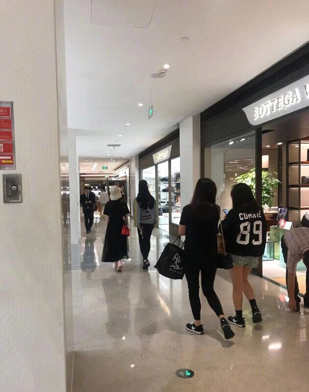 刘亦菲舒畅逛街 刘亦菲舒畅逛街