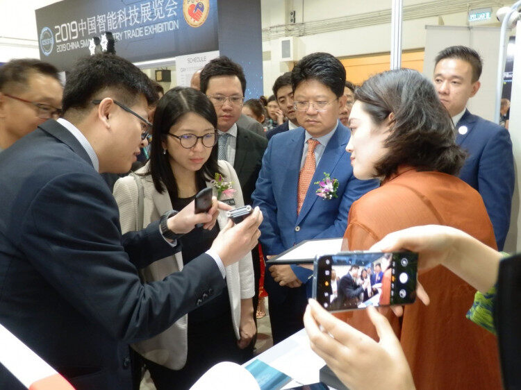 参展商向杨美盈和白天大使展示最新的科技成果 参展商向杨美盈和白天大使展示最新的科技成果