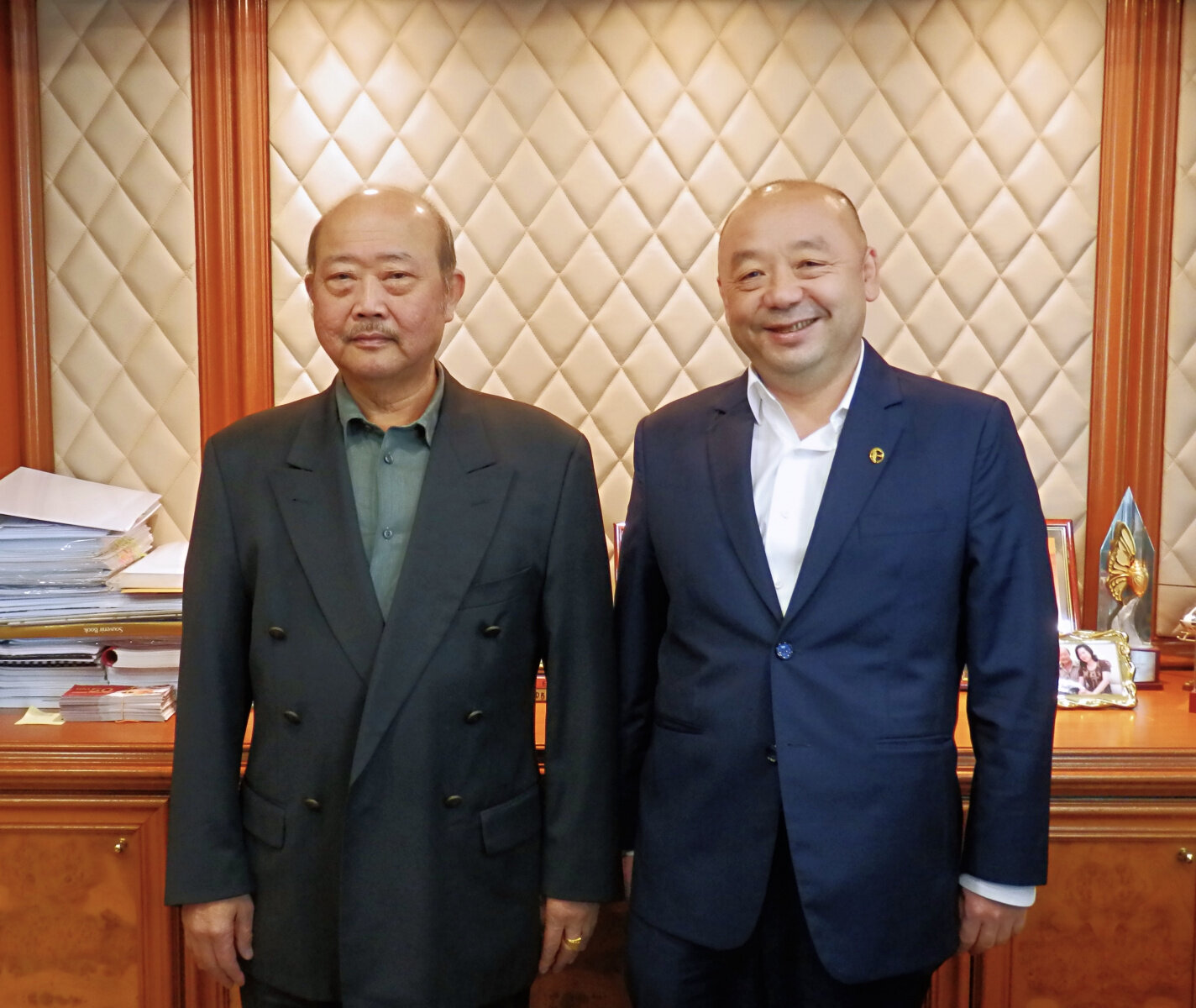 从左至右:马来西亚依海控股集团副主席林刚河和史渊 从左至右:马来西亚依海控股集团副主席林刚河和史渊