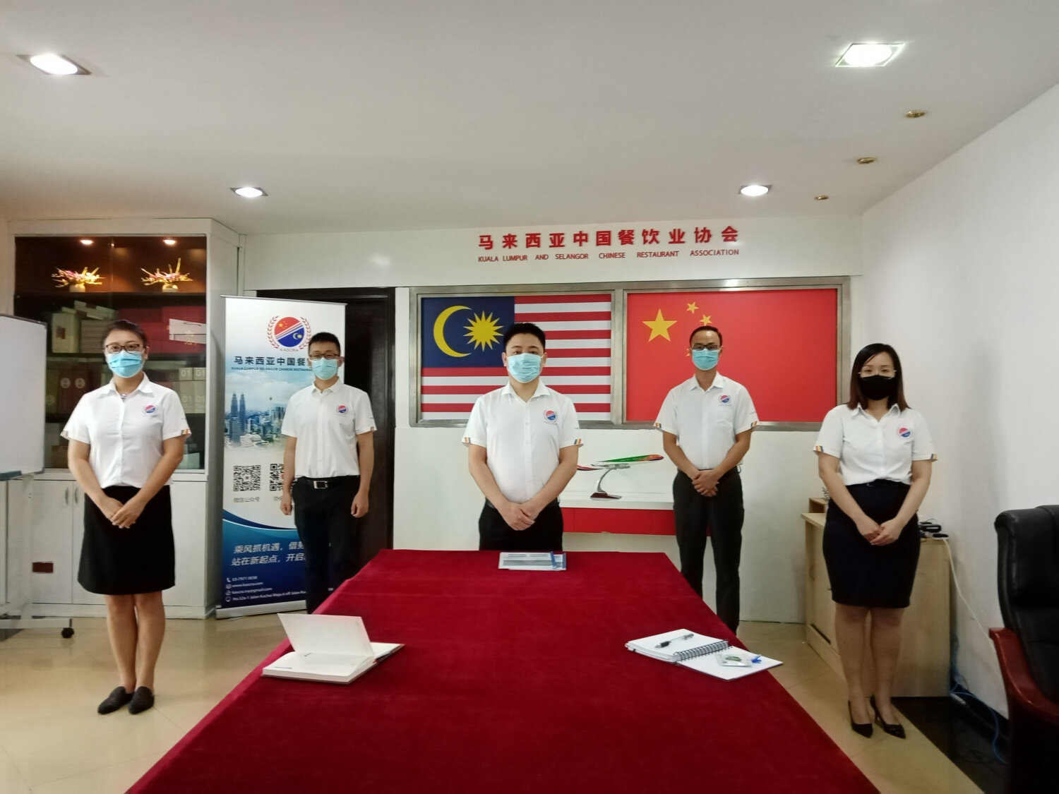 从左至右:马中餐协副会长郑晓鸿,副秘书长贾园,总会长高浩云,理事长张益凡和秘书长陈玟琏 从左至右:马中餐协副会长郑晓鸿,副秘书长贾园,总会长高浩云,理事长张益凡和秘书长陈玟琏