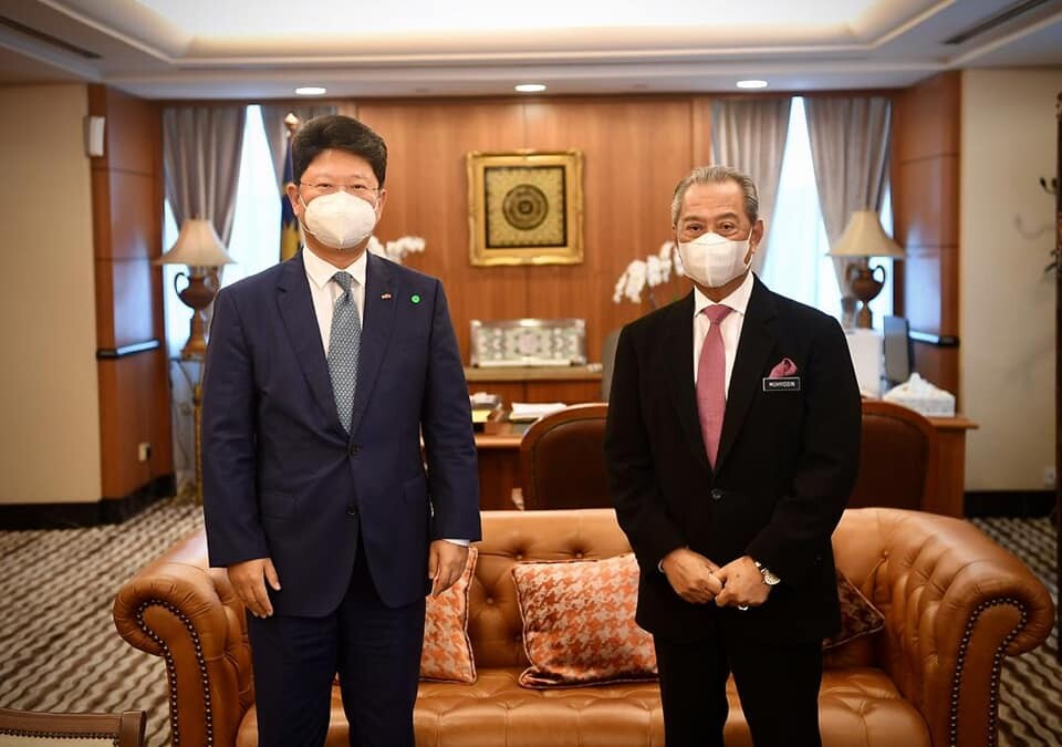 从右至左:马来西亚总理穆希丁和中国驻马大使白天 从右至左:马来西亚总理穆希丁和中国驻马大使白天